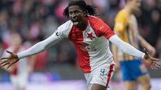 Slávistický zálo�ník Peter Olayinka oslavuje gól proti Opav�, který posléze...