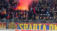 Sparantí fanouci ve svém sektoru na stadionu v Olomouci.