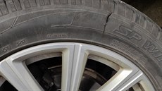 Neznámý pachatel ostrým předmětem poničil pneumatiky tří desítek aut.