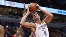 Danilo Gallinari z Oklahoma City Thunder'zakonuje v utkání proti Chicagu.