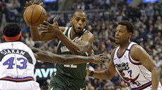 Khris Middleton z Milwaukee proniká mezi hvzdnou torontskou dvojicí Pascal...