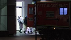 Lékai odváejí nakaeného koronavirem do nemocnice v nmeckém Düsseldorfu....