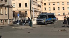 Policisté z Národní centrály proti organizovanému zloinu od pondlního rána...