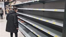 Vyprodané regály v obchod� Albert v �estlicích u Prahy (28. února 2020)