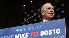 Mike Bloomberg bhem kampan za nominaci na kandidáta demokrat pi projevu v...