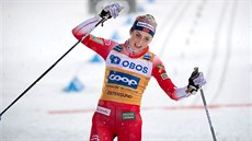 Norská běžkyně na lyžích Therese Johaugová v cíli závodu na 34 kilometrů ze...