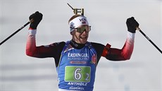 Norský biatlonista Johannes Thingnes Bö se raduje z triumfu v závodě smíšených...