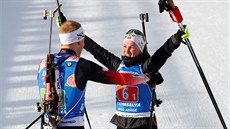 Nortí biatlonisté Marte Röiselandová a Johannes Thingnes Bö se radují z...