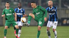Marcelinho z Ludogorce Razgrad s míem, brání ho Borja Valero z Interu Milán.