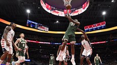 Khris Middleton z Milwaukee zakonuje na ko Washingtonu.