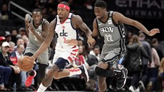 Bradley Beal (vlevo) z Washingtonu se snaí uniknout Taureanovi Princemu z...