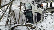 Nákladní automobil při nehodě u Mnichova sjel ze silnice a převrátil se na bok.
