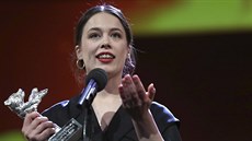 Hereka Paula Beerová s cenou Berlinale na filmu Undine