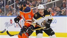 Jujhar Khaira (16) z Edmontonu a David Pastrák (88) z Bostonu se petlaují v...