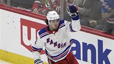 Filip Chytil z New York Rangers oslavuje svj gól.