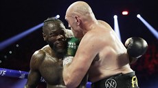 Tyson Fury (vpravo) a Deontay Wilder v boji o pás mistra svta tké váhy...