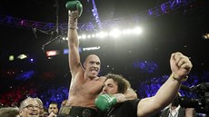 Tyson Fury slaví triumf v boji o pás mistra světa těžké váhy organizace WBC.