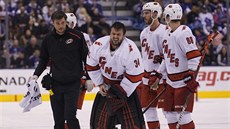 Branká� Caroliny Petr Mrázek opou�tí led b�hem duelu s Torontem.