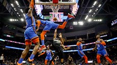 Faul na Janise Adetokunba z Milwaukee b�hem duelu s Oklahomou.