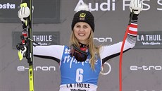 Rakouská lyaka Nina Ortliebová slaví triumf v super-G v La Thuile.
