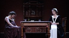 Natálie ehoová a Denisa Bareová k v inscenaci Lady Macbeth z Újezdu