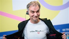 Ivan Trojan ukazuje triko s podpisem Václava Havla bhem tiskové konference ke...