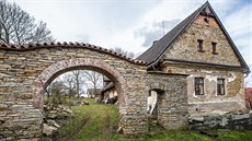 K chalup� Mackových ve Spech se nákladní auta nedostanou, v zadní cest� tomu...