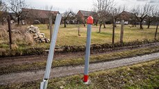 Pr�jezdu nákladních aut �i hasi�� brání ty�e zabetonované do cesty, která vede...