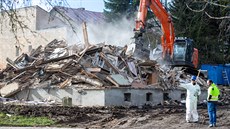 V plzeňské lokalitě Zátiší demolují devět domů, které roky sloužily k...