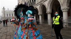 Policistka s roukou dohlíí na karneval v Benátkách pedtím, ne byly zrueny...