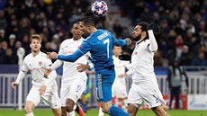 Cristiano Ronaldo z Juventusu padá k zemi po kontaktu s obráncem Jasonem...