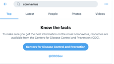 Twitter pi vyhledávání slova "coronavirus" nabízí v USA odkaz na tamní Ústav...