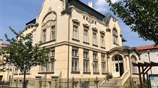 Budova m�stské knihovny je významnou památkou chebské secesní architektury.
