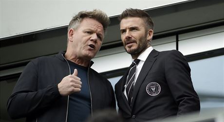 David Beckham (vpravo) a britský éfkucha Gordon Ramsay ped zápasem MLS mezi...