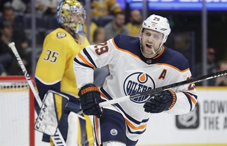 Leon Draisaitl z Edmontonu se raduje v utkání proti Nashvillu.