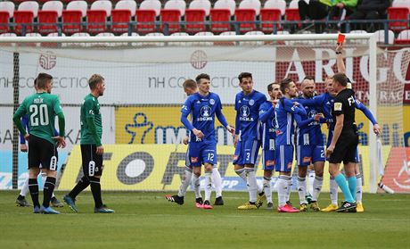 Olomoucký Pablo Gonzalez vidí v utkání proti Jablonci ervenou kartu.