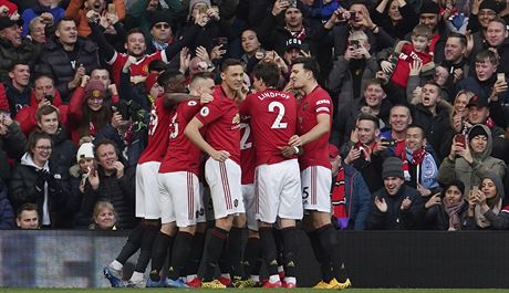 Fotbalisté Manchesteru United oslavují gól v derby proti City.