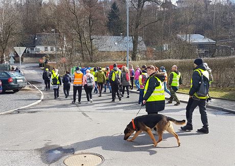 Do rojnice se zapojilo asi osmdesát lidí, nkteí s sebou vzali i psy. Lesy nad Harcovem brázdilo i nkolik pátra na tykolkách.