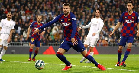 Gerard Piqué z Barcelony v zápase na Realu Madrid.