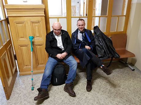 Advokát Michael Mann (vpravo) u teplického soudu s klientem Vítzslavem Kroupou.