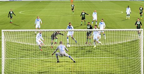 Francesco Caputo (uprosted) ze Sassuola stílí gól v duelu s Brescií.