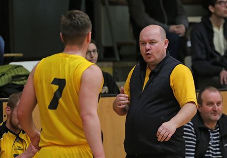 Jihlavský trenér Petr Peout se obrací na svého svence Jana Sedmíka.
