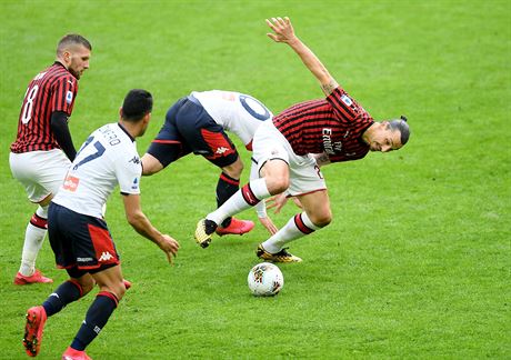 Zlatan Ibrahimovic v dresu AC Milán v souboji o balon bhem zápasu italské ligy...