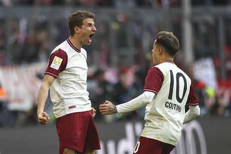 Thomas Müller v dresu Bayernu oslavuje se spoluhráem Philippe Coutinhem svou...
