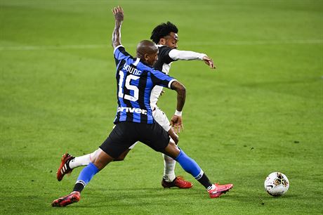Ashley Young z Interu Milán (zády) bojuje o balon s Juanem Cuadradem v dresu...