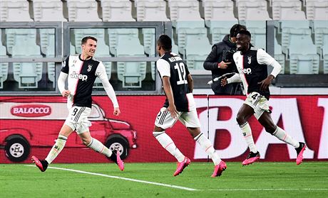 Aaron Ramsey (vlevo) z Juventusu se raduje z první branky v zápase proti Interu...