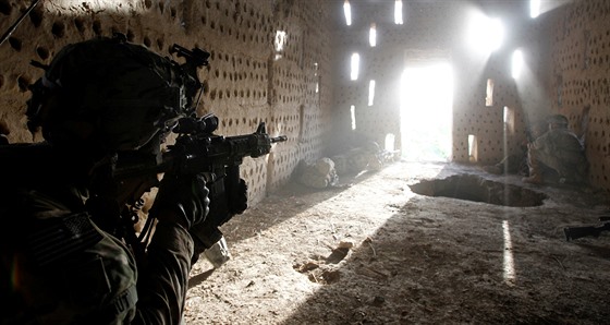 Americký voják pod palbou Talibanu v provincii Kandahár (26. dubna 2012)