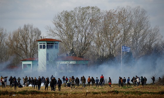 Migranty na turecko-ecké hranici bezpenostní sloky rozhání slzným plynem....