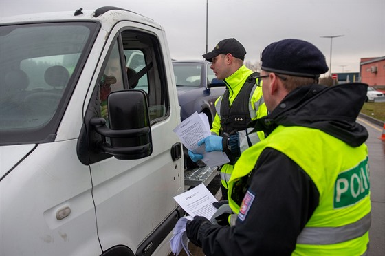 Policisté, hasii a celníci kontrolují na 10 hraniních pechodech cestující...