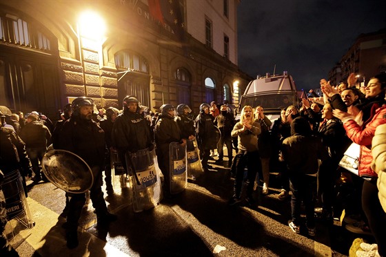 Policisté a píbuzní vz ped vznicí Poggioreale v italské Neapoli (8....